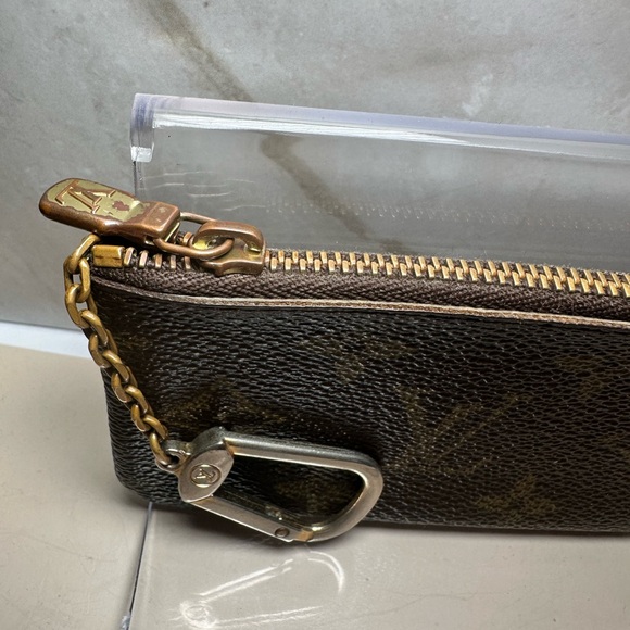 Louis Vuitton Brown Monogram Key Cles Holder - Picture 3 of 12